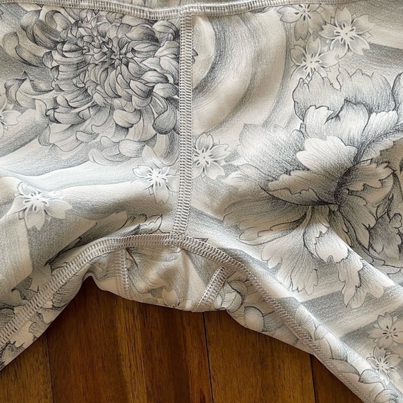 Lululemon Crop leggings flower print gray and white - Picture 6 of 13